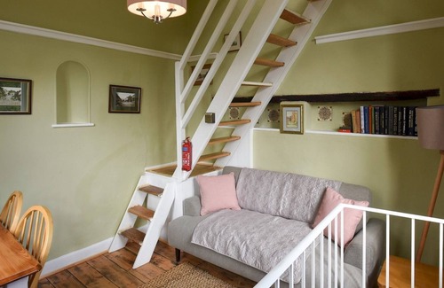 Waterlooville Casa | Pass the Keys Amazing Country views Grade II listed Folly