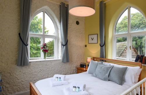 Waterlooville Casa | Pass the Keys Amazing Country views Grade II listed Folly