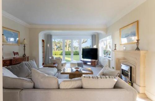 Ferndown Casa | Pass the Keys Amazing Spacious HomeGolf Course