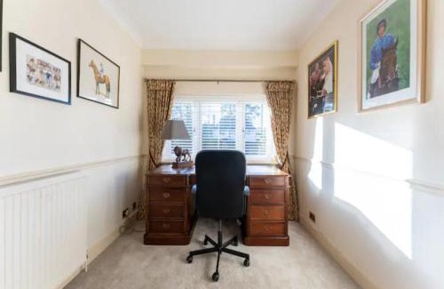 Ferndown Casa | Pass the Keys Amazing Spacious HomeGolf Course