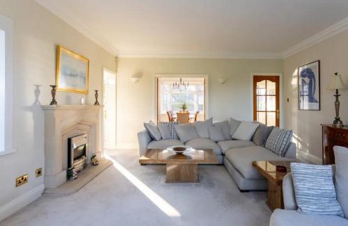 Ferndown Casa | Pass the Keys Amazing Spacious HomeGolf Course