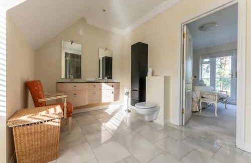 Ferndown Casa | Pass the Keys Amazing Spacious HomeGolf Course