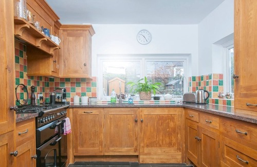 Victoria Park Casa | Pass the Keys | Beautiful Edwardian 2 Bedroom House with Parking