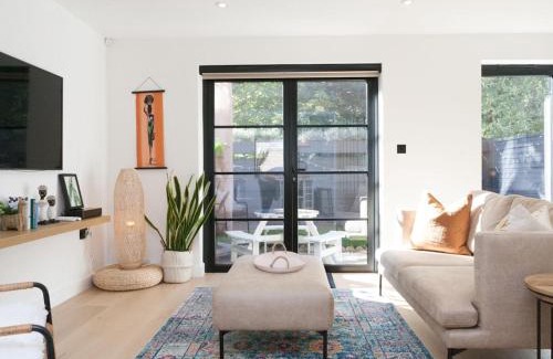 Wapping Casa | Pass the Keys - Beautiful designer Maisonette with Garden and BBQ