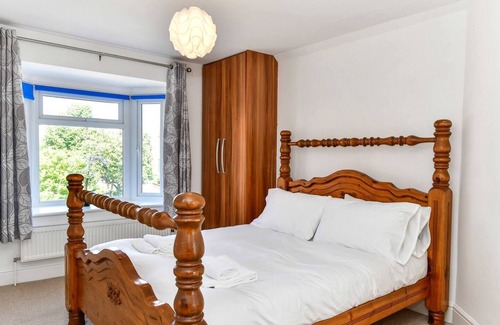 Barry Casa | Pass the Keys | Beautiful 4 Bedroom House with Sea Views and Parking
