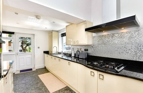 Barry Casa | Pass the Keys | Beautiful 4 Bedroom House with Sea Views and Parking