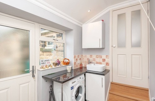 Adel Casa | Pass the Keys | Breathtaking view Family home Leeds