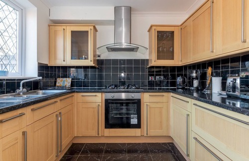 Abbey Wood Casa | Pass the Keys | Bright & Spacious 4BR House | Elizabeth Line