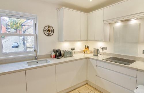 Lincoln Apartamento | Pass the Keys Cathedral Views Luxury Living Historic Lincoln