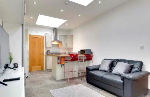 Mill Road Casa | Pass the Keys Central Modern Cabin on Mill Road