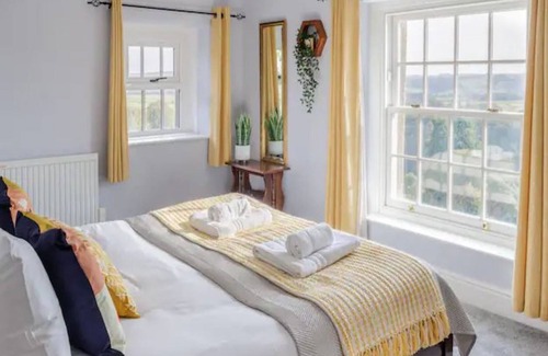 Over Haddon Casa | Pass the Keys | Charming Picturesque Retreat for 6 & Furry Friend