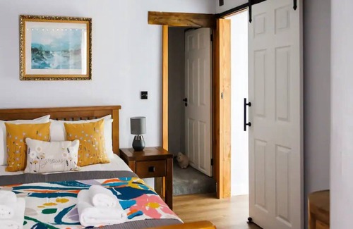 Over Haddon Casa | Pass the Keys | Charming Picturesque Retreat for 6 & Furry Friend
