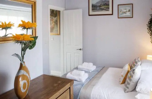 Over Haddon Casa | Pass the Keys | Charming Picturesque Retreat for 6 & Furry Friend