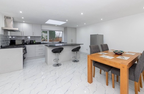 Wokingham Casa | Pass the Keys | Charming Modern Home in Central Wokingham