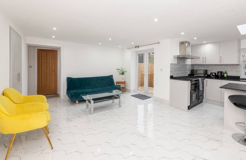 Wokingham Casa | Pass the Keys | Charming Modern Home in Central Wokingham