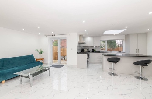 Wokingham Casa | Pass the Keys | Charming Modern Home in Central Wokingham