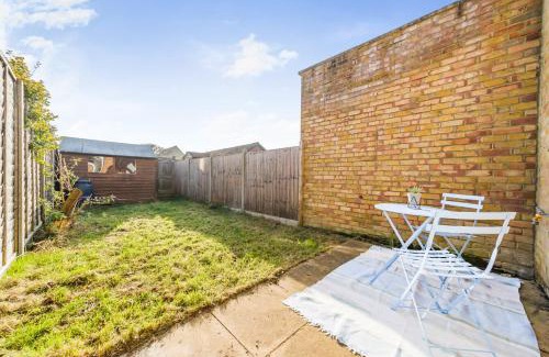Hersham Casa | Pass the Keys Charming 1-Bed Study w garden