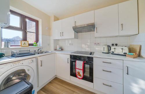 Hersham Casa | Pass the Keys Charming 1-Bed Study w garden