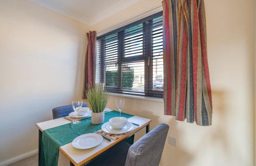Hersham Casa | Pass the Keys Charming 1-Bed Study w garden