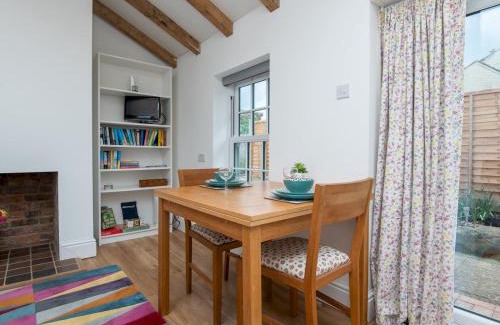 Combe Down Casa | Pass the Keys Charming Garden cottage with parking
