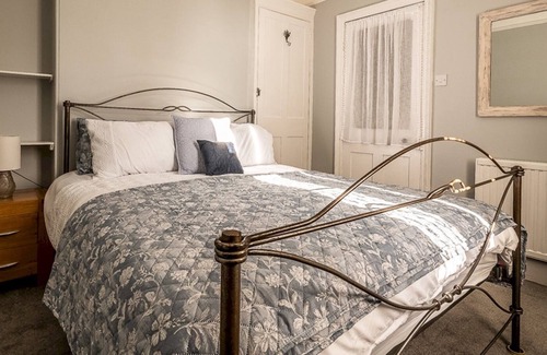 Exeter Casa | Pass the Keys | Charming character lodge in cemetery grounds