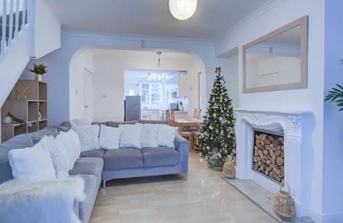 Plaistow South Casa | Pass the Keys | Charming 2 Bedroom House Good Transport and Parking