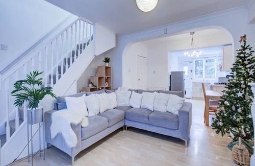 Plaistow South Casa | Pass the Keys | Charming 2 Bedroom House Good Transport and Parking