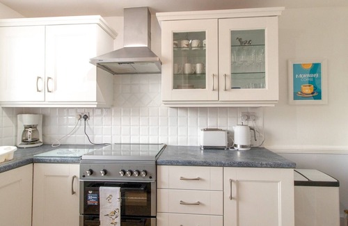 Cullercoats Casa | Pass the Keys | Cosy Seaside Home with Free Parking