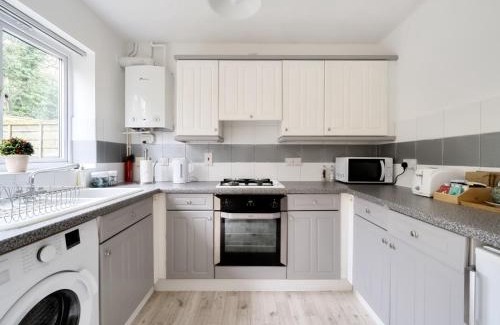Walton-on-Thames Casa | Pass the Keys Cosy 2BR Home in Walton