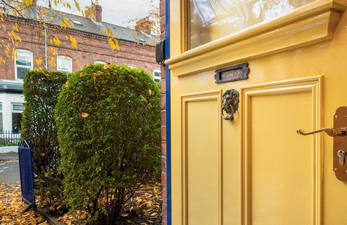Ormeau Casa | Pass the Keys | Colourful, Quirky Artist-Owned 3 Bed Next to Cafes