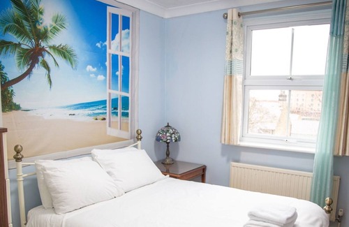 Rochester Casa | Pass the Keys | Cosy and Spacious House for 6