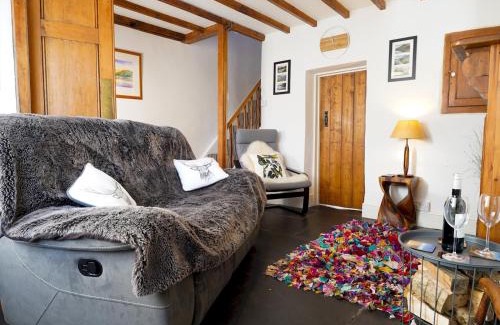 Corris Casa | Pass the Keys Cosy Cottage in Corris One wellbehaved dog welcome