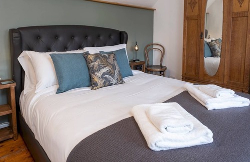 Nailsworth Casa | Pass the Keys | Cosy Cotswold cottage with stunning views