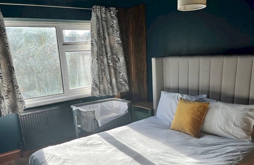 Hatfield Casa | Pass the Keys | Cosy Family Home in Hatfield with Parking Sleeps 5