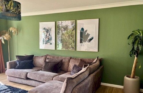 Hatfield Casa | Pass the Keys | Cosy Family Home in Hatfield with Parking Sleeps 5