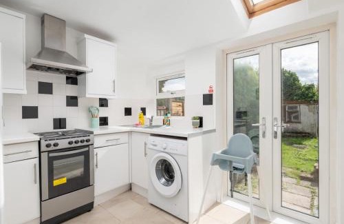 Knotty Ash Casa | Pass the Keys Cosy Liverpool Home. WiFi Parking Nr Alder Hey