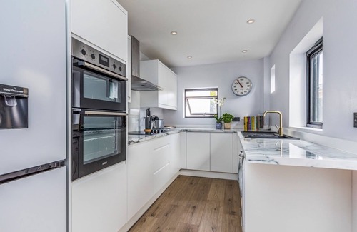 Felpham Casa | Pass the Keys | Delightful 2 Bed House a Stones Throw From Beach