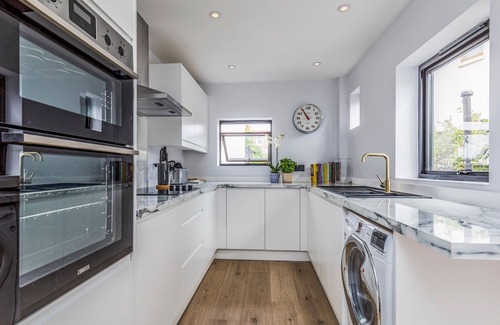 Felpham Casa | Pass the Keys | Delightful 2 Bed House a Stones Throw From Beach