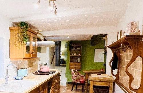 Youlgreave Casa | Pass the Keys | Dene Cottage - Perfect Location for 8 & Pets