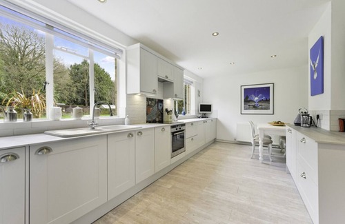 Esher Casa | Pass the Keys | Designer Cottage | w/ Parking | Beautiful Esher