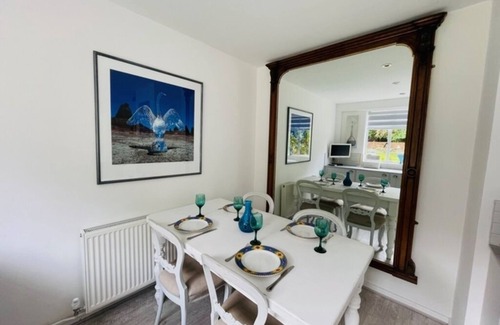 Esher Casa | Pass the Keys | Designer Cottage | w/ Parking | Beautiful Esher