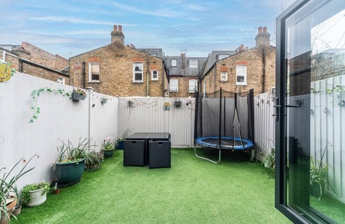 Earlsfield Casa | Pass the Keys | Elegant Family Home with Garden in Earlsfield