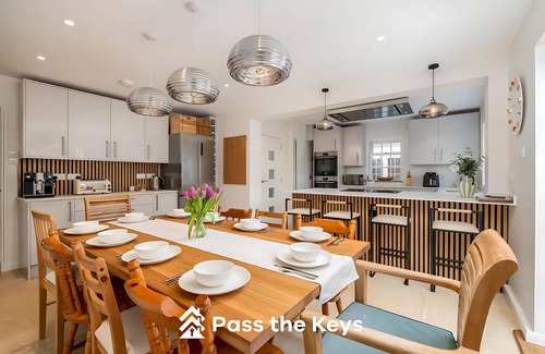 Steventon Casa | Pass the Keys | Family Friendly Country House with Indoor Pool