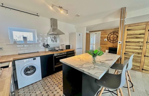 Crynant Casa | Pass the Keys | Family home walking distance to beach/Pet friendly