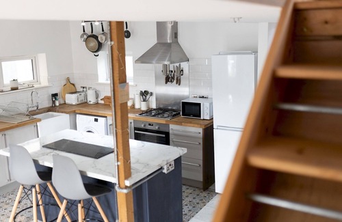 Crynant Casa | Pass the Keys | Family home walking distance to beach/Pet friendly