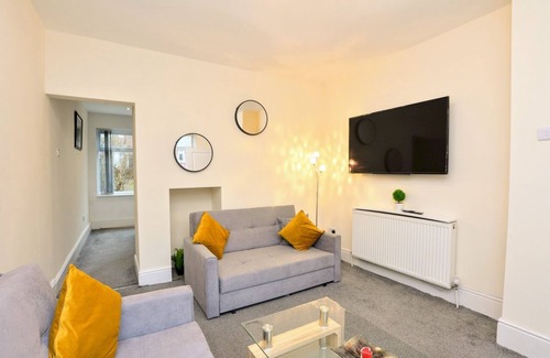 Failsworth Casa | Pass the Keys | Free Parking House Close To Shops & Restaurants