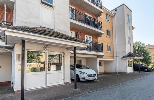 Abbey Wood Apartamento | Pass the Keys | Fresh and Stylish Central Flat With Parking and Garden