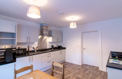 Eastgate Apartamento | Pass the Keys | Bright & Modern Flat | 3Bd + 3Bath | Contractors!