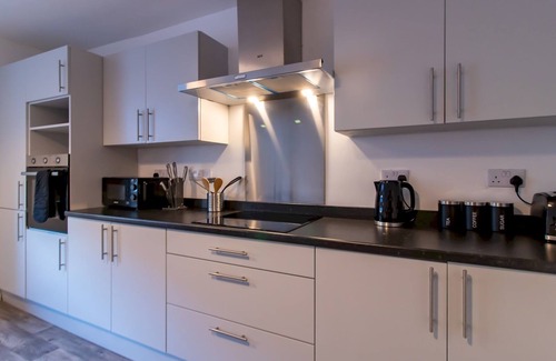 Eastgate Apartamento | Pass the Keys | Bright & Modern Flat | 3Bd + 3Bath | Contractors!