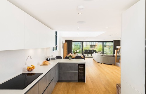 Cirencester Casa | Pass the Keys | Minety Lake lodge | hot tub | games room